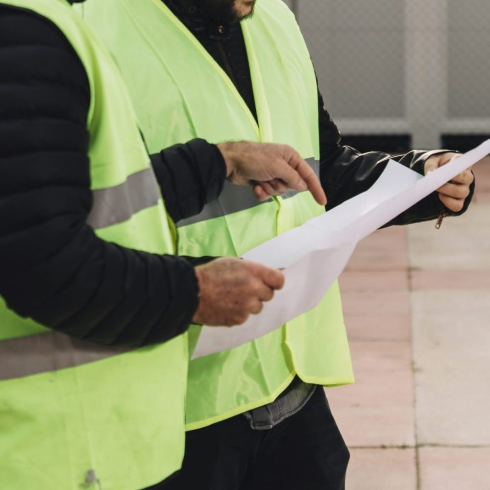 builders-discussing-drafts